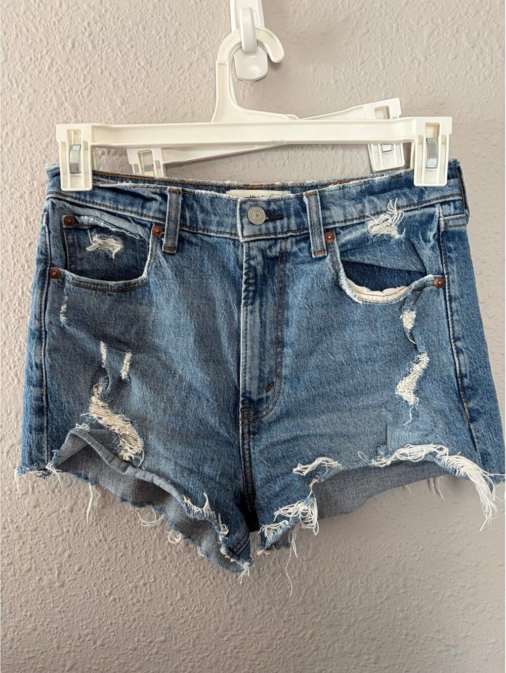 Abercrombie & Fitch The Mom Short High Rise size 4/27 medium wash. 2.5in inseam.